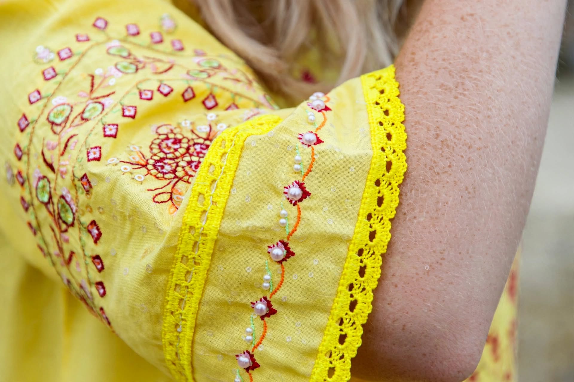 Stitched 2-Piece Elegant Lemon Yellow Chikankari Embroidered Tunic & Floral Wide-Leg Shalwar Set